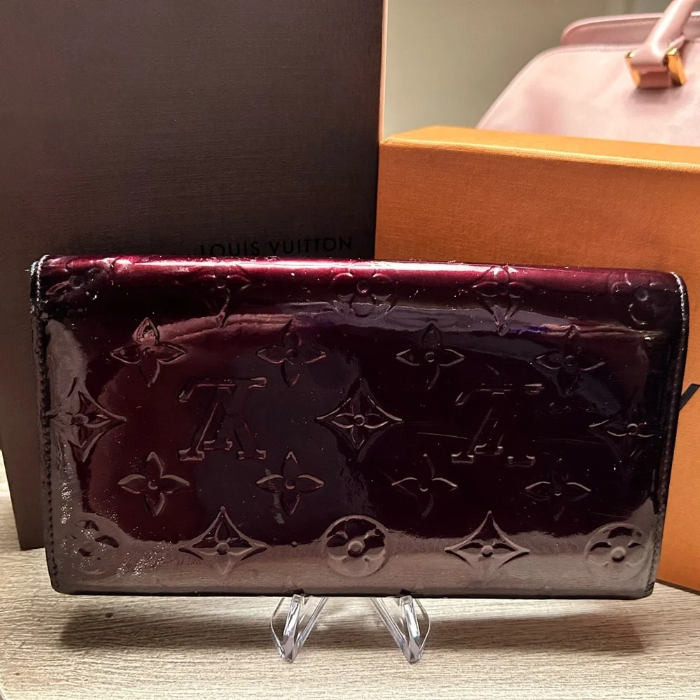 LOUIS VUITTON ‘Amarante Monogram Vernis Sarah’ Wallet. Beautiful patent leather! - Picture 3 of 9